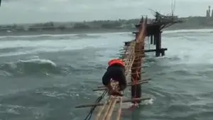 Viral Warga pesisir atau nelayan memperbaiki jembatan bambu di atas bekas dermaga perusahaan pasir besi PT Sumber Besi Prima (SBP) di Desa Buniasih, Kecamatan Tegalbuleud, Kabupaten Sukabumi. (Sumber : Istimewa.)