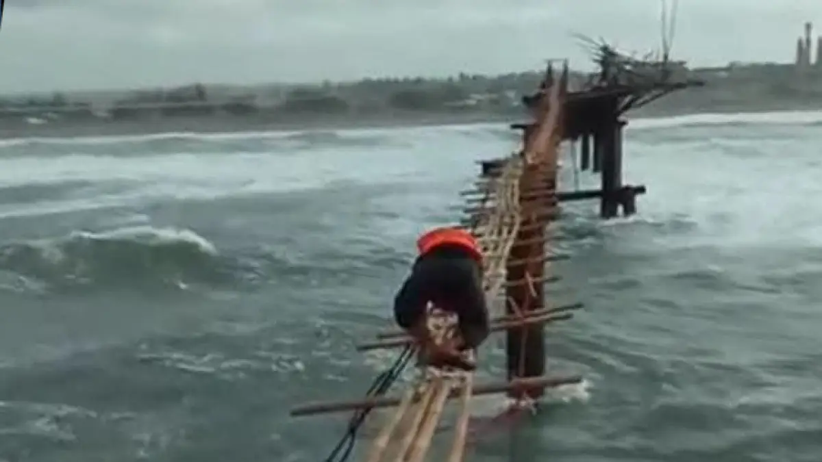 Bertaruh Nyawa Warga Tegalbuleud Perbaiki Jembatan Bambu di Dermaga Pasir Besi, Lokasi Tragedi Maut!