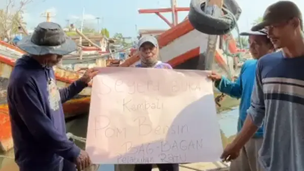 Sejumlah warga protes meminta SPBU Bagbagan di Palabuhanratu Sukabumi untuk kembali beroperasi kembali. (Sumber : Istimewa.)