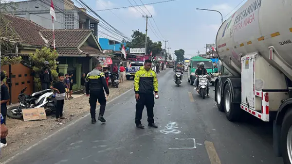 TKP Kecelakaan melibatkan sepeda motor Honda Vario dan Isuzu Truck Box di Jalan Raya Sukabumi-Bogor, Kampung Kadupugur, Desa Cijalingan, Kecamatan Cicantayan, Kabupaten Sukabumi, Selasa (25/8/2026). (Sumber : Istimewa.)