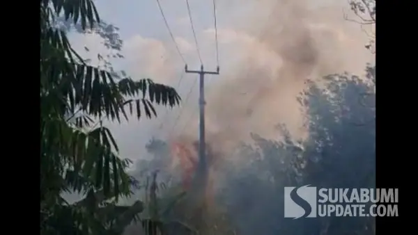 Keberadaan jaringan listrik di sekitar lokasi menjadi perhatian serius saat proses penanganan kebakaran. (Sumber: sukabumiupdate)