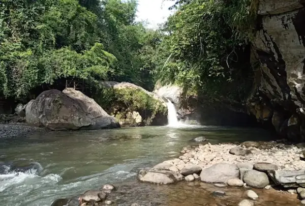 Curug Masigit, salah satu destinasi wisata alam yang bisa dijadikan tujuan berlibur saat akhir pekan tiba. (Sumber : Gmaps)