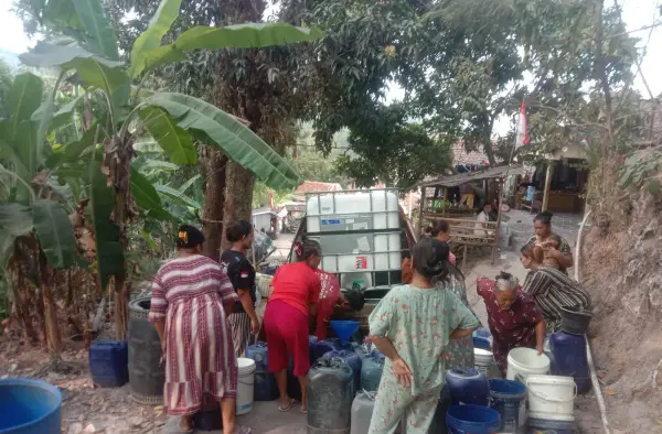 Warga antri bantuan air bersih (Sumber: Dok warga)