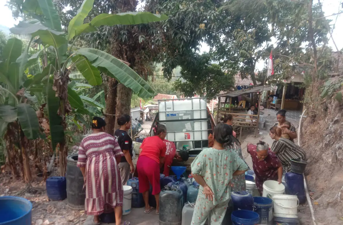 Kekeringan di Purojati Cisolok Sukabumi, Warga Antri Bantuan Air Bersih