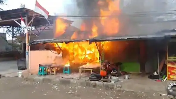 Kebakaran warung kopi dan bengkel tambal ban di Palabuhanratu, Sukabumi. Rabu (26/8/2026) pagi. (Sumber: Istimewa)