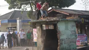 Pembongkaran TPSS di Kecamatan Lembursitu, Kota Sukabumi. (Sumber: Dokpim)