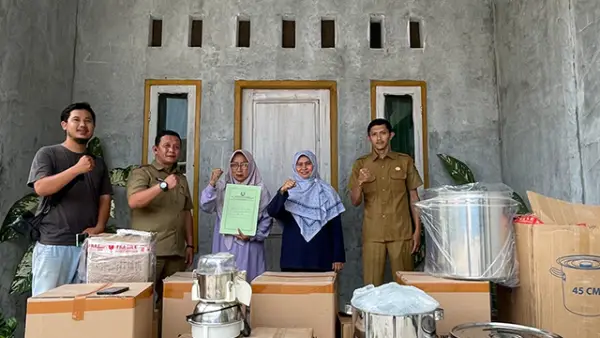 Ketua Fraksi PKS DPRD Kabupaten Sukabumi, Leni Liawati saat memberikan bantuan kepada para pelaku UMKM di Sukabumi. (Sumber : Istimewa.)