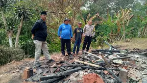 Potret rumah panggung milik warga di Kampung Nangewer, Desa Neglasari, Kecamatan Purabaya, Kabupaten Sukabumi, hangus terbakar pada Selasa (25/8/2026). (Sumber : Istimewa.)