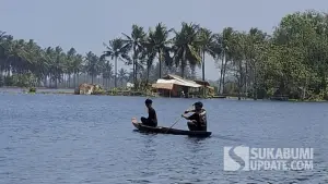 Potret pemancing di tengah fenomena Bugel Muara Cikaso, Kecamatan Tegalbuleud, Kabupaten Sukabumi. (Sumber: SU/Ragil Gilang)