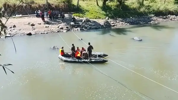 Kondisi Jembatan Leuwi Dinding yang terputus di Desa Tanjungsari, Kecamatan Jampangtengah, Kabupaten Sukabumi. (Sumber: Istimewa)