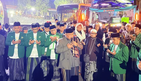Ketua PCNU Kabupaten Sukabumi sekaligus Pimpinan Ponpes Yaspida Sukabumi, Dr. Drs. K.H. E.S. Mubarok, M.Sc., M.M., M.Pd., saat melepas keberangkatan muktamirin Sukabumi Menuju Muktamar NU ke-35 di Jombang. (Sumber Foto: Istimewa)