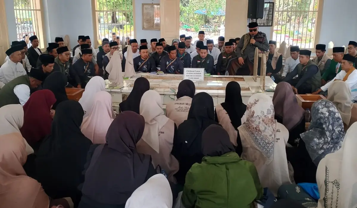 Muktamirin Kabupaten Sukabumi saat ziarah ke Makam Sunan Gunung Jati, Cirebon.