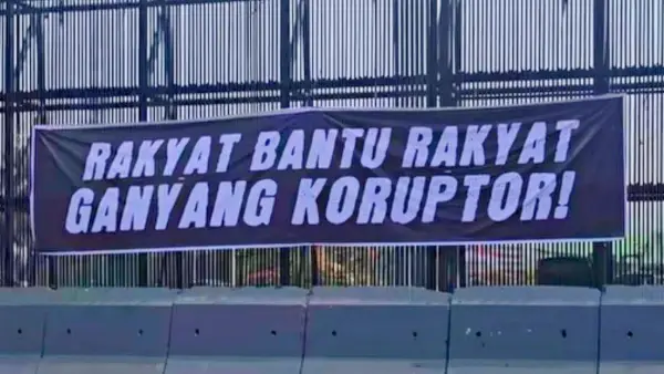 Salah satu spanduk aksi Aliansi Masyarakat Pati Bersatu (AMPB) di DPR RI (Sumber: dok warganet)