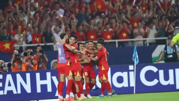 Selebrasi para pemain Vietnam usai menyamakan kedudukan di leg kedua Piala AFF 2026 menghadapi Thailand. (Sumber: web/aseanutdfc.com)