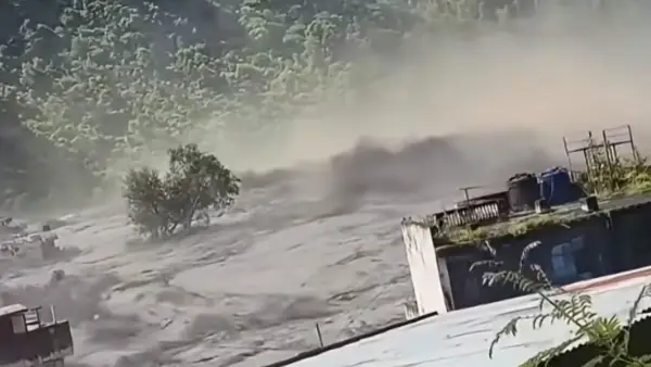 Rekaman banjir bandang yang menghantam wilayah perbatasan nepal - tibet (Sumber: dok warganet)