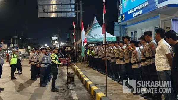 Kapolres Sukabumi AKBP Benny Cahyadi saat menyiagakan personel di Pos Polisi Parungkuda Tol Bocimi, Rabu (26/8/2026), (Sumber Foto: SU/Ibnu)