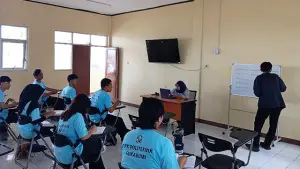 Para peserta LPK Politeknik Sukabumi saat mengikuti materi pelatihan. (Sumber : Istimewa.).