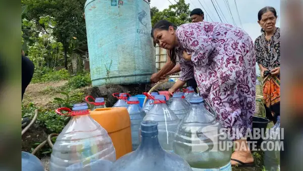 Warga Kecamatan Lembursitu, Kota Sukabumi saat mengantre penyaluran bersih. (Sumber : SU/Asep Awaludin)
