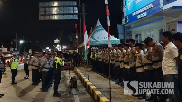Kapolres Sukabumi AKBP Benny Cahyadi saat menyiagakan personel di Pos Polisi Parungkuda Tol Bocimi, Rabu (26/8/2026). (Sumber: SU/Ibnu Sanubari)