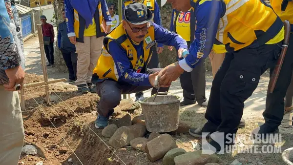 Kegiatan bedah rumah milik Badrudin yang berlokasi di Kampung Caringin RT 20/06, Desa Caringin, Kecamatan Gegerbitung, Kabupaten Sukabumi, Kamis (27/8/2026). | Foto: Istimewa