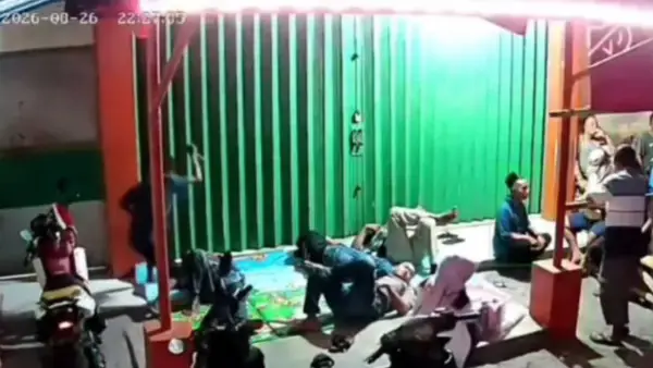 Tangkapan layar cctv detik-detik seorang nelayan ditusuk di Dermaga PPN Palabuhanratu, Sukabumi. (Sumber: Istimewa)