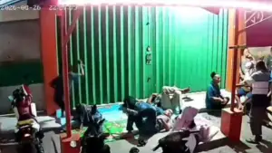 Tangkapan layar cctv detik-detik seorang nelayan ditusuk di Dermaga PPN Palabuhanratu, Sukabumi. (Sumber: Istimewa)
