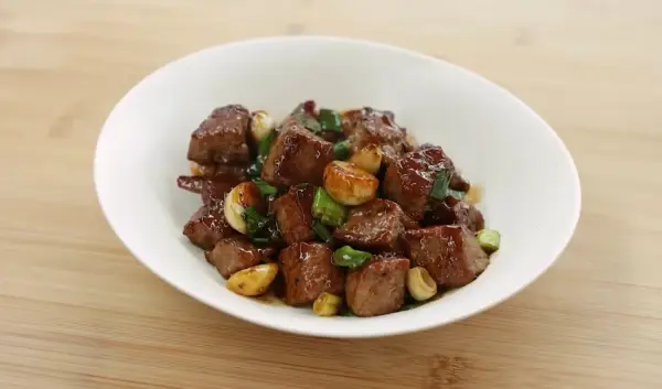 Resep Garlic Saikoro Steak, Hidangan Gurih dan Juicy yang Menggoda (Sumber : Youtube | Devina Hermawan)