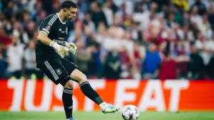 Aksi Emiliano Martinez saat membela Aston Villa (Sumber: Instagram/@emi_martinez26)