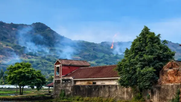 Edit by AI. Titik api karhutla perbukitan Karang Para Sukabumi (Sumber: dok warga)