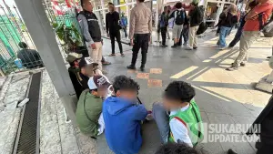 Sejumlah pelajar Sukabumi yang diamankan petugas gabungan di Stasiun Bogor karena diduga hendak ikut demo di Jakarta, Kamis (27/8/2026). (Sumber Foto: Istimewa)