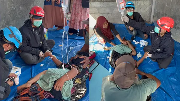 dr. Jabal Cahyo Wibowo dari Komunitas Sobat Senyum saat membantu pasien penyintas Gempa NTT yang memiliki riwayat Diabetes Melitus (DM). (Sumber : Istimewa.)