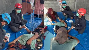 dr. Jabal Cahyo Wibowo dari Komunitas Sobat Senyum saat membantu pasien penyintas Gempa NTT yang memiliki riwayat Diabetes Melitus (DM). (Sumber : Istimewa.)