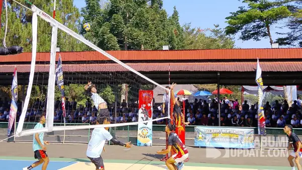 Klub voli saat bertanding dalam ajang PORISMAS Lemdiklat Polri. (Sumber: SU/Asep Awaludin)