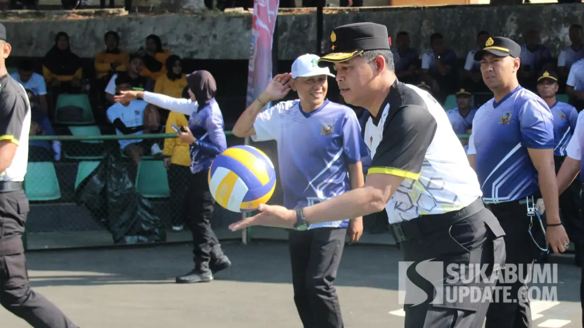 Kasetukpa Lemdiklat Polri, Brigjen Pol. Dirin, S.I.K., M.H saat melakukan servis bola pertama untuk mengawali pertandingan.