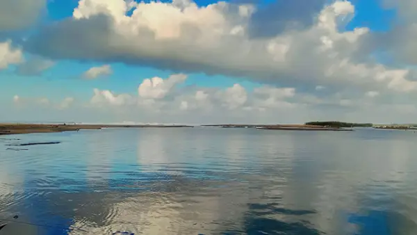 Fenomena Bugel di Muara Cikaso, Desa Buniasih, Kecamatan Tegalbuleud, Kabupaten Sukabumi, akhirnya jebol setelah hampir satu bulan terjadi. Air muara perlahan mengalir kembali ke laut pada Kamis malam. (Sumber : Istimewa.)