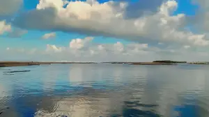 Fenomena Bugel di Muara Cikaso, Desa Buniasih, Kecamatan Tegalbuleud, Kabupaten Sukabumi, akhirnya jebol setelah hampir satu bulan terjadi. Air muara perlahan mengalir kembali ke laut pada Kamis malam. (Sumber : Istimewa.)
