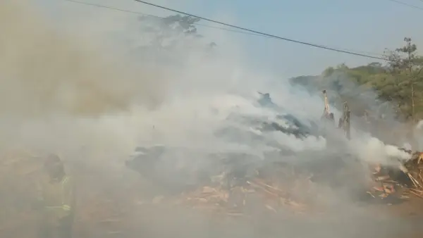 Kebakaran limbah kayu di Cikembar Kabupaten Sukabumi (Sumber: dok warga)