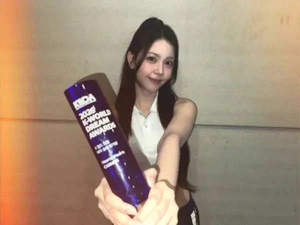 Carmen Hearts2Hearts Menangkan Female Solo Popularity Award di K-World Dream Awards 2026 (Sumber : X/@H2H_INA)