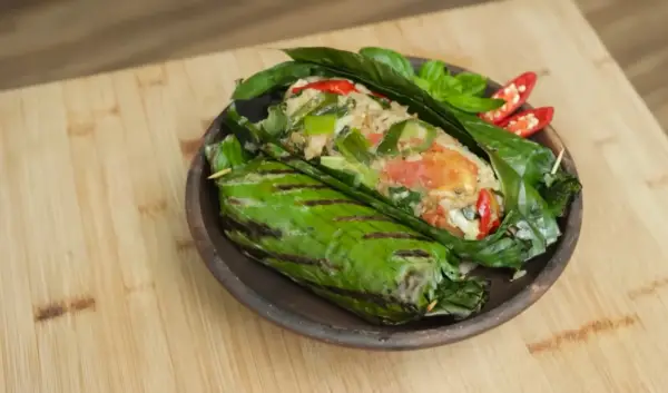 Resep Nasi Bakar Ayam Kemangi, Wangi Gurih yang Bikin Penasaran (Sumber : Youtube | Devina Hermawan)