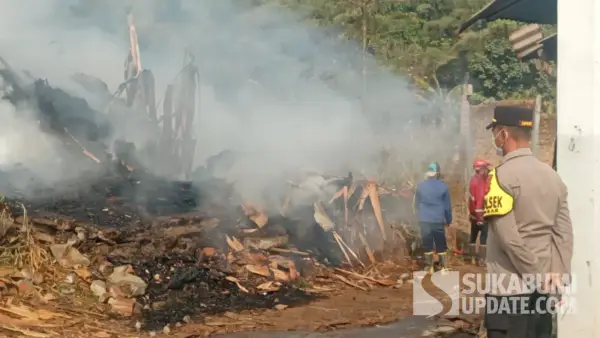 Kapolsek Cikembar Iptu Yadi Suryadi saat memantau proses pemadaman kebakaran limbah kayu veneer di Desa Kertaraharja, Kamis (27/8/2026). (Sumber Foto: Istimewa)