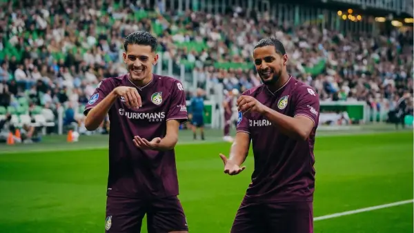 Selebrasi Justin Hubner dan Mohamed-Amine Ihattaren saat membela Fortuna Sittard di Eredivisie (Sumber: Instagram/@fortuna.sittard)