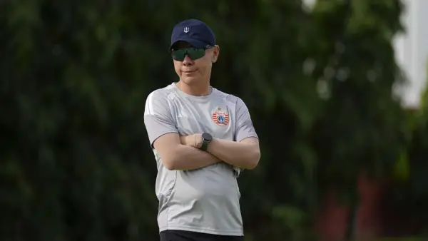 Shin Tae Yong tengah memimpin sesi latihan Persija Jakarta (Sumber: web/persija.id)