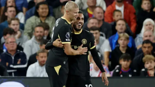 Erling Halaand dan Rayan Cherki rayakan gol Manchester City saat hadapi Crystal Palace. (Sumber: web/reuteus.com)