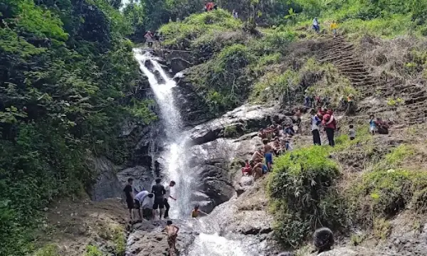 Curug Siuh, salah satu air terjun yang ada di Cibeber, Cianjur Selatan. (Sumber : Gmaps/Syifa Aulia)