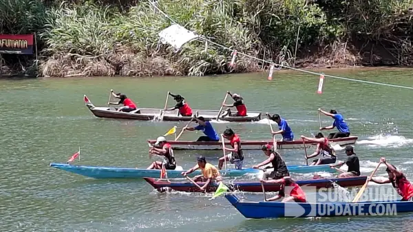 Peserta lomba pacu dayung Sungai Cikaso di Dermaga Cikaso, Kampung Ciniti, Desa/Kecamatan Cibitung, Kabupaten Sukabumi, Sabtu (29/8/2026). | Foto: SU/Ragil Gilang