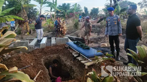Proses pemakaman jenazah korban di TPU Panyairan, Kecamatan Palabuhanratu, Kabupaten Sukabumi. | Foto: SU/Ilyas Supendi