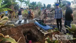 Proses pemakaman jenazah korban di TPU Panyairan, Kecamatan Palabuhanratu, Kabupaten Sukabumi. | Foto: SU/Ilyas Supendi