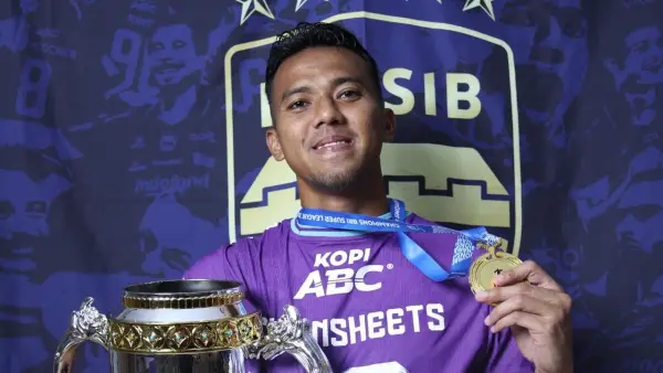 Kiper Persib, Teja Paku Alam waspadai serangan balik para pemain Manila Digger di laga playoff ACL Two (Sumber: Instagram/@tejapakualaam)