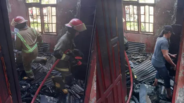 Petugas Pemadam Kebakaran saat memadamkan api di dalam ruko yang terbakar di Surade. Sabtu (29/8/2026). (Sumber: Istimewa)