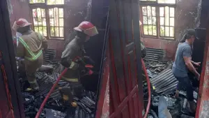 Petugas Pemadam Kebakaran saat memadamkan api di dalam ruko yang terbakar di Surade. Sabtu (29/8/2026). (Sumber: Istimewa)